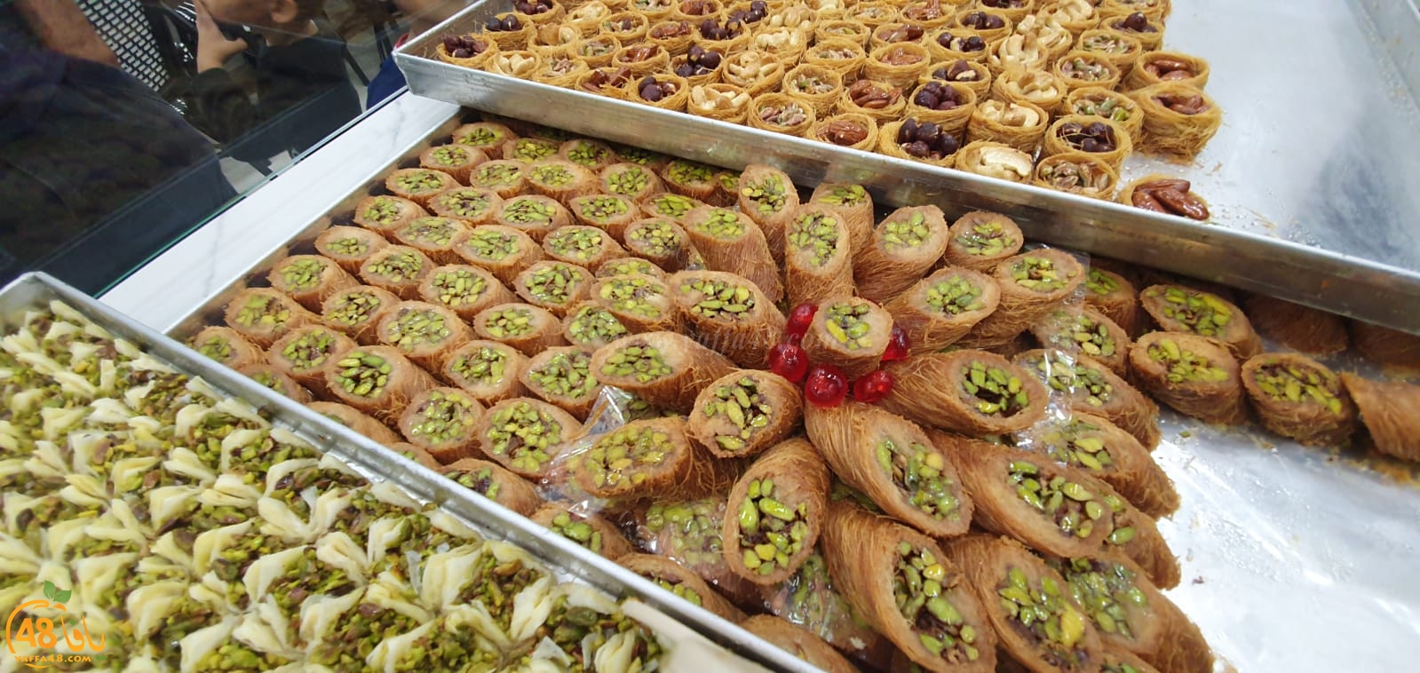 بالصور: افتتاح محل كنافة للحلويات في مدينة الرملة